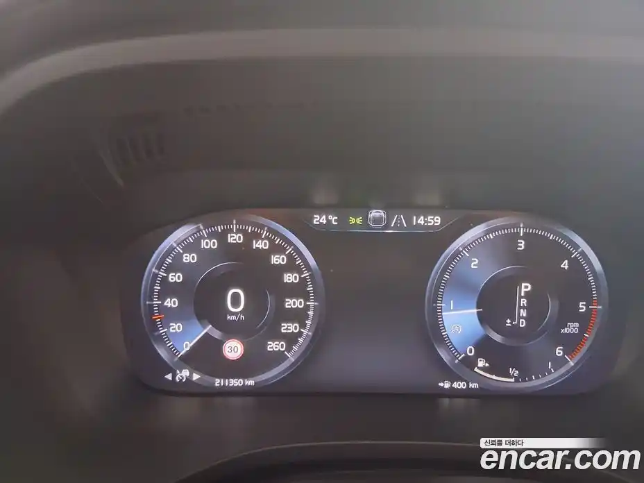 Volvo XC60 2019 2.0 автомат (гидро), фото 17