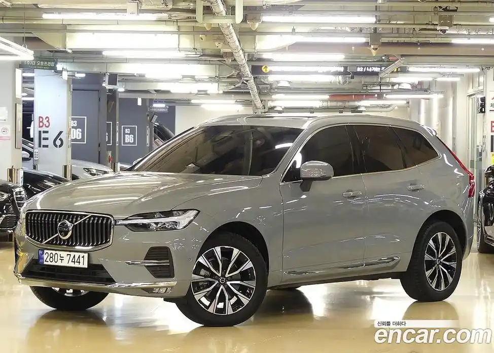Volvo XC60 2023 2.0 автомат (гидро), фото 1