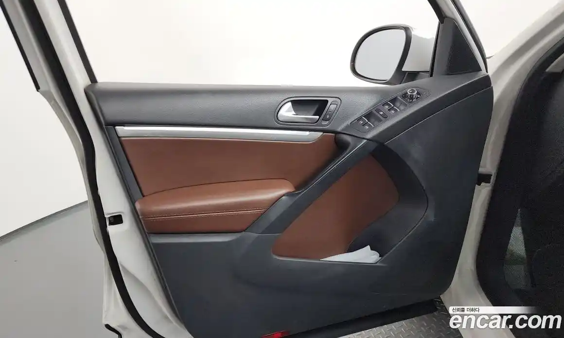 Volkswagen Tiguan 2012 2.0 автомат (гидро), фото 13