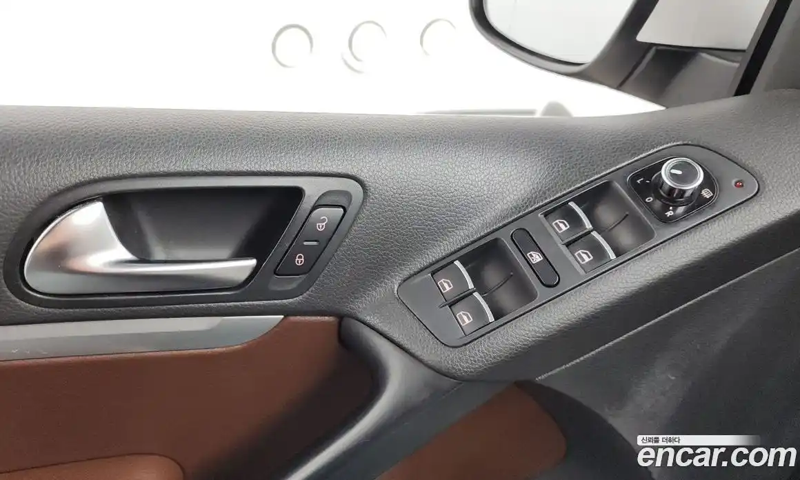 Volkswagen Tiguan 2012 2.0 автомат (гидро), фото 26