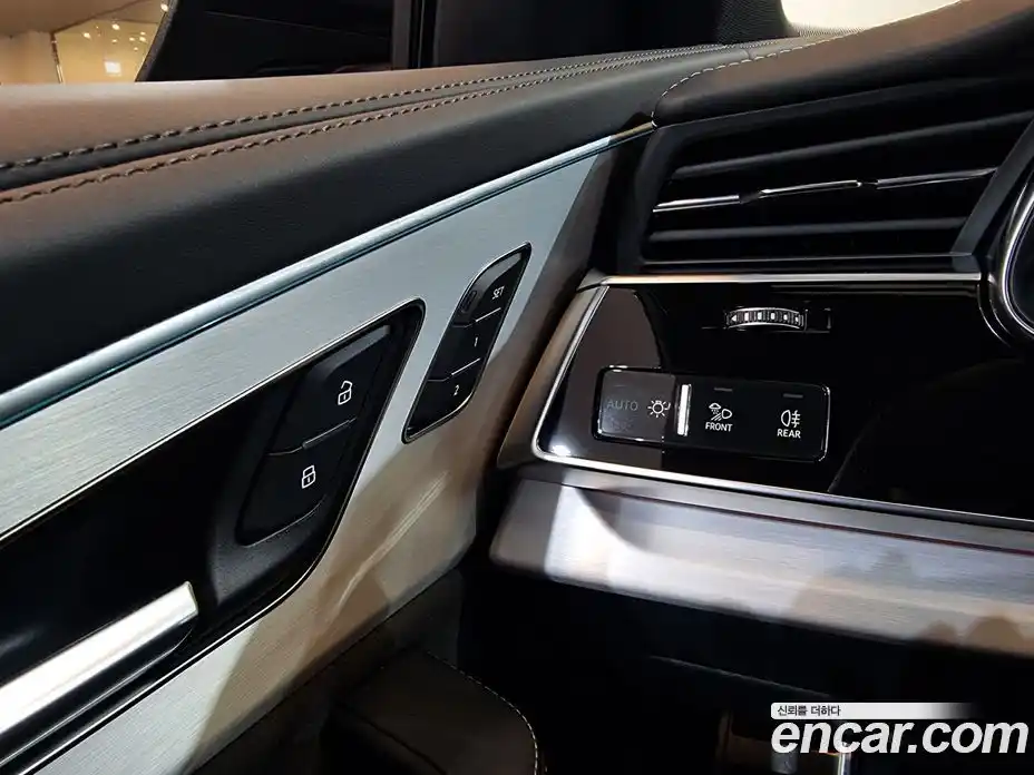 Audi Q8 2024 3.0 автомат (гидро), фото 17