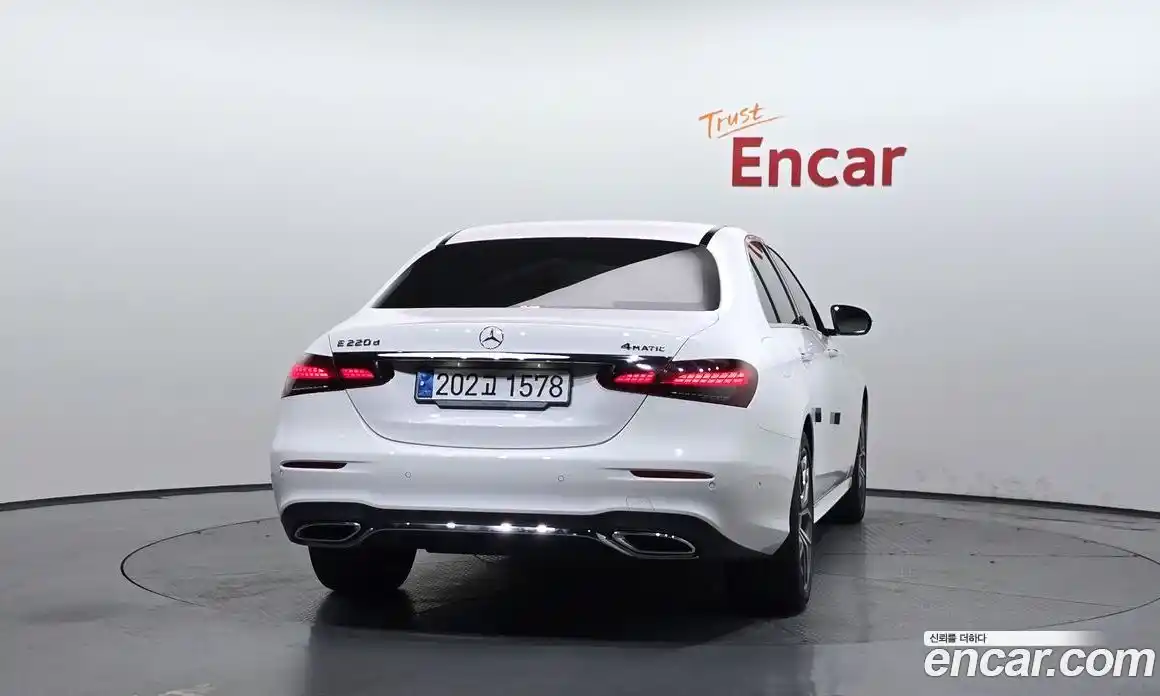 Mercedes-Benz E-Class 2023 2.0 автомат (гидро), фото 4