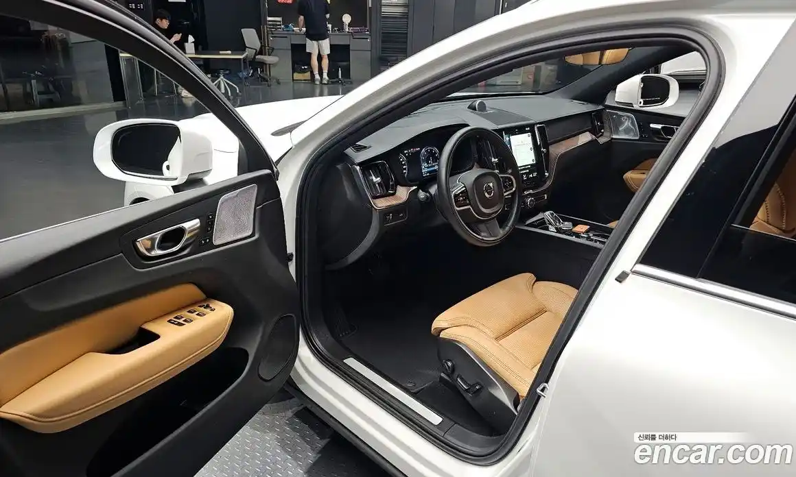 Volvo XC60 2021 2.0 автомат (гидро), фото 13