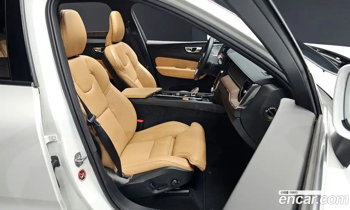 Volvo XC60 2021 2.0 автомат (гидро), фото 16