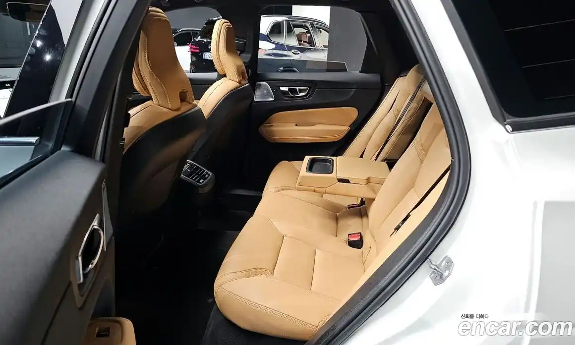Volvo XC60 2021 2.0 автомат (гидро), фото 17