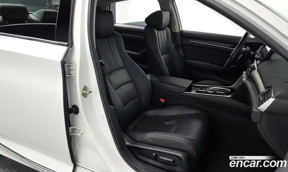 Honda Accord 2019 2.0 автомат (гидро), фото 16