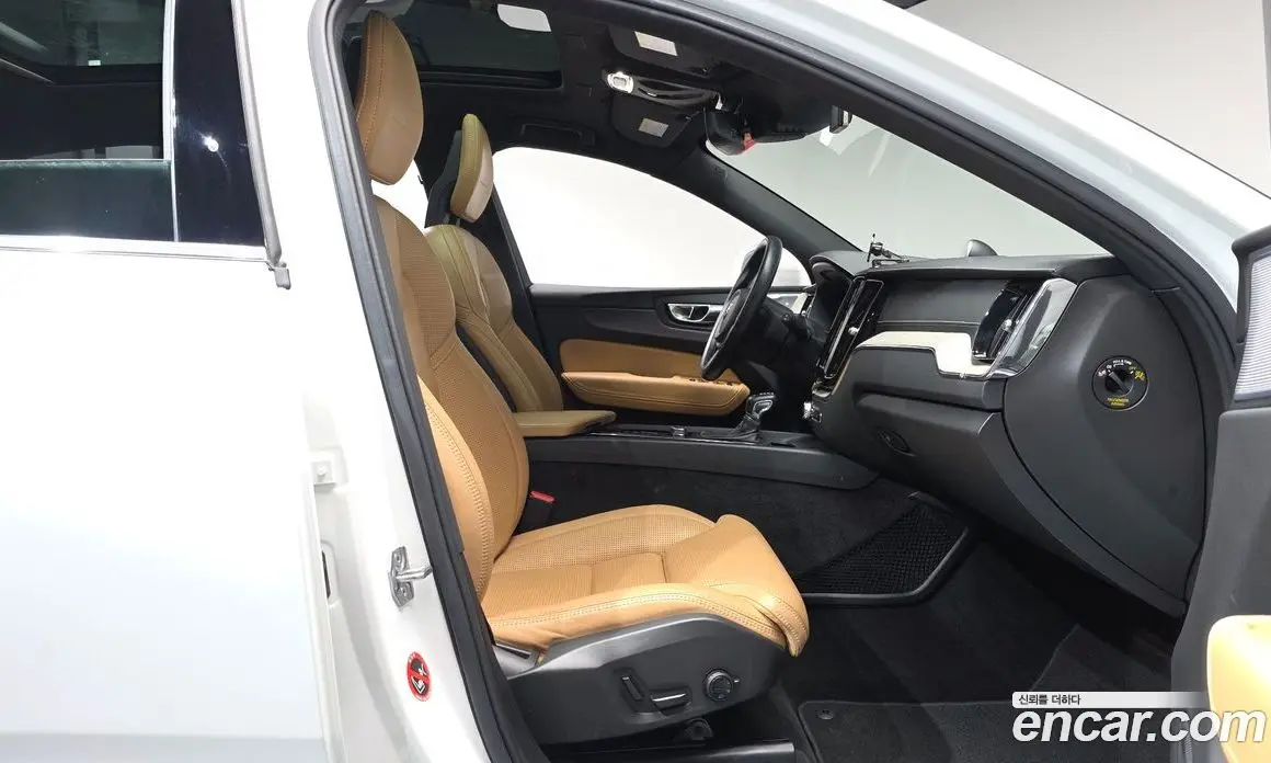 Volvo XC60 2018 2.0 автомат (гидро), фото 15