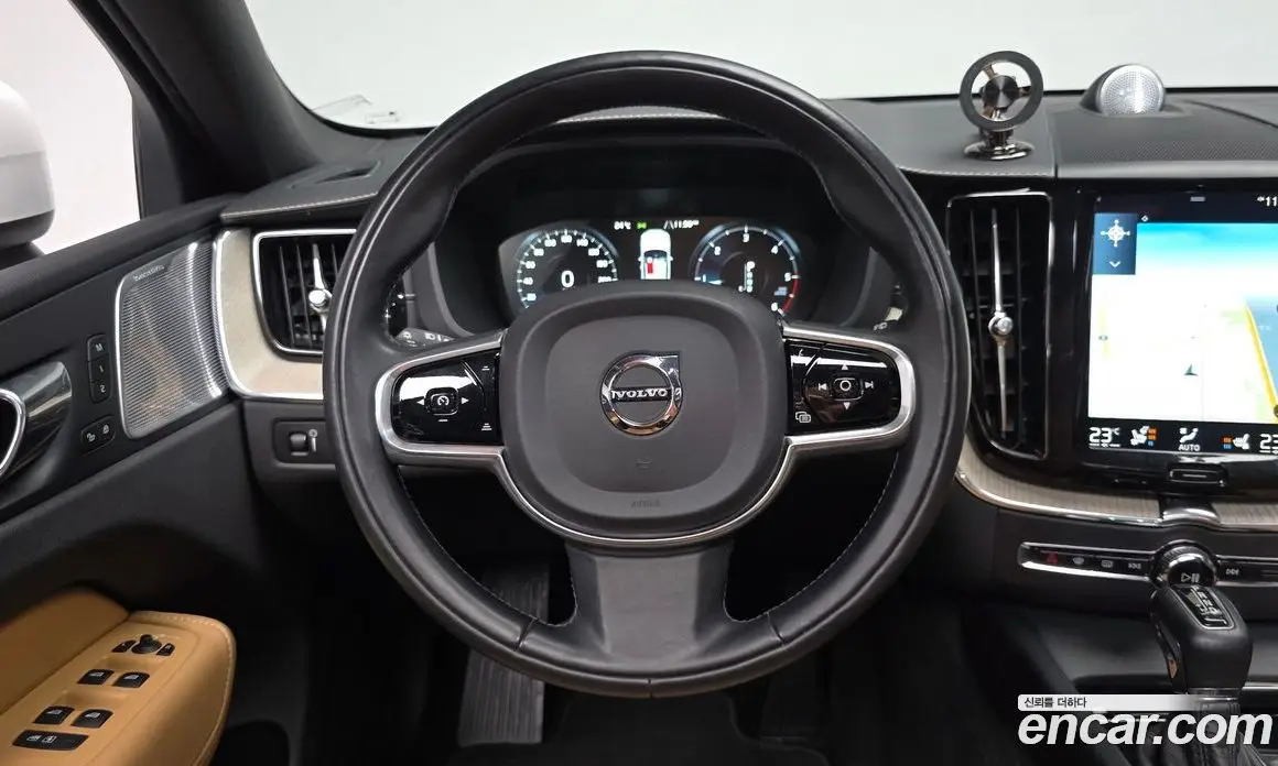 Volvo XC60 2018 2.0 автомат (гидро), фото 17