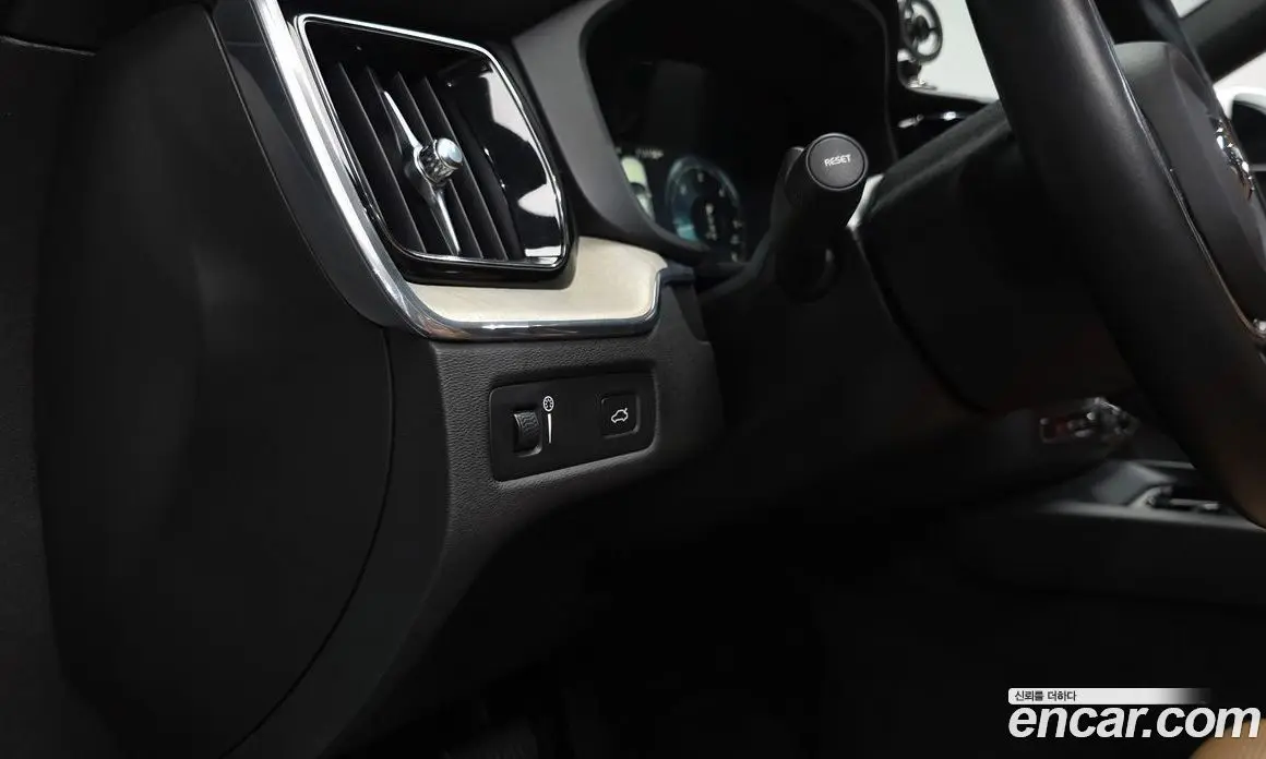 Volvo XC60 2018 2.0 автомат (гидро), фото 31