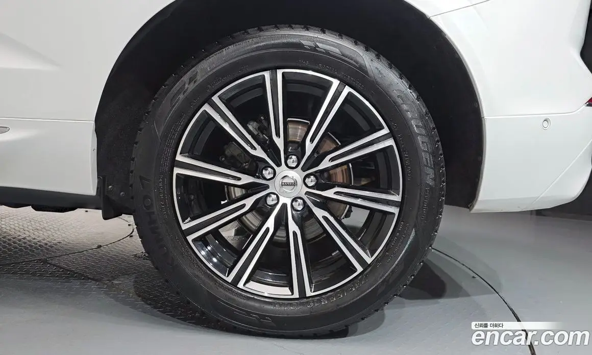 Volvo XC60 2018 2.0 автомат (гидро), фото 6