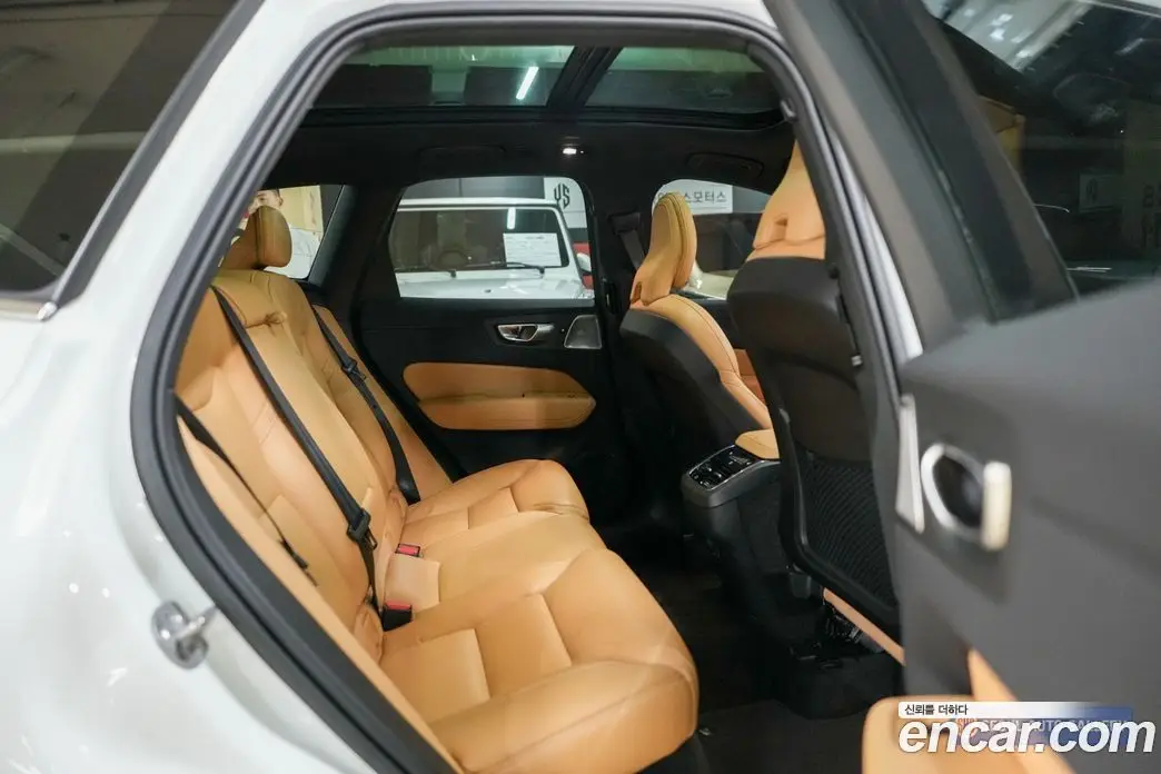 Volvo XC60 2023 2.0 автомат (гидро), фото 17