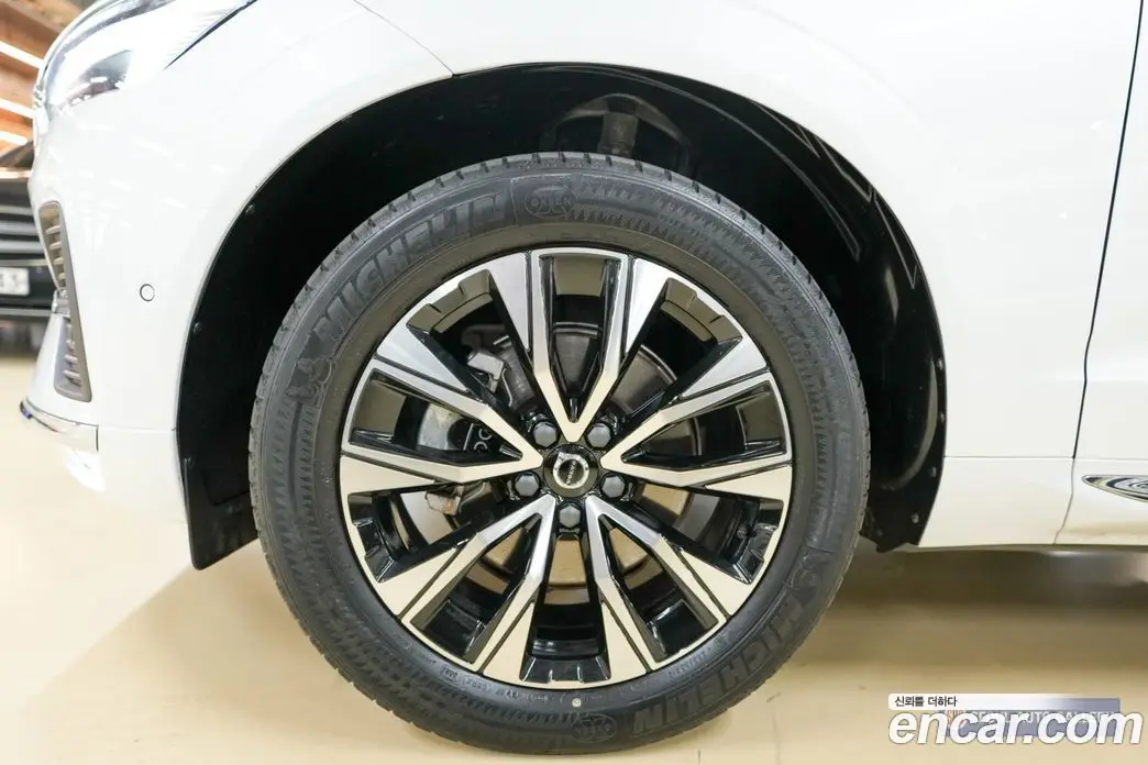 Volvo XC60 2023 2.0 автомат (гидро), фото 5