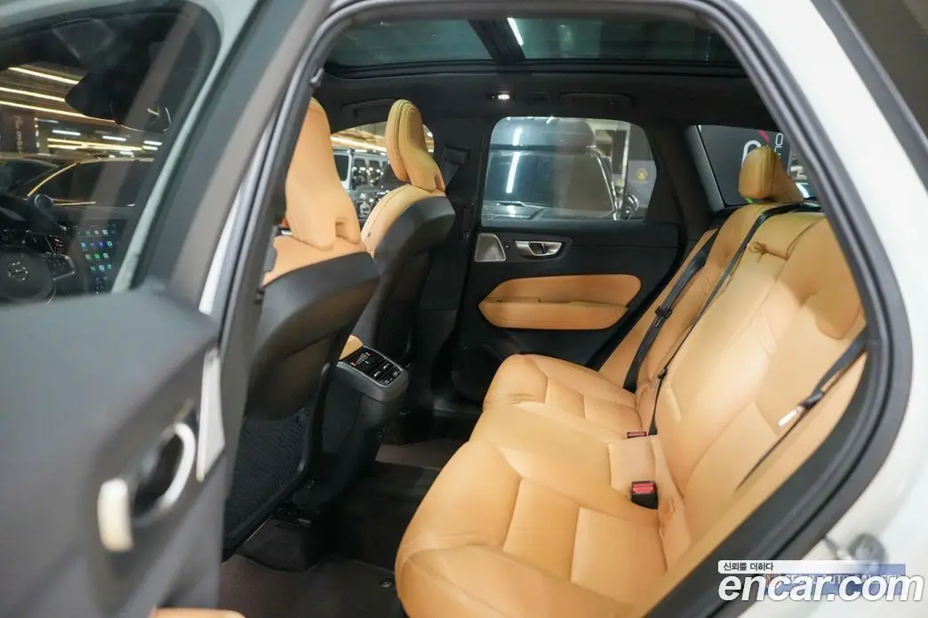 Volvo XC60 2023 2.0 автомат (гидро), фото 10