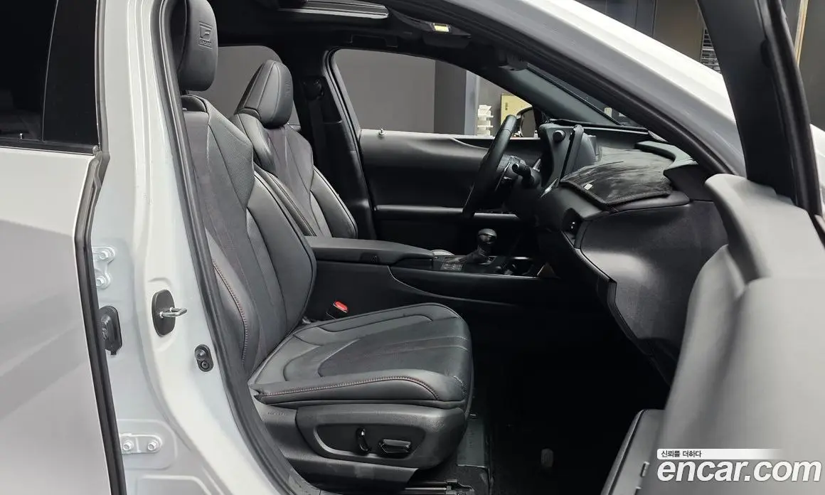 Lexus UX 2023 2.0 автомат (гидро), фото 11 Lexus UX 2023 2.0 автомат (гидро), фото 11