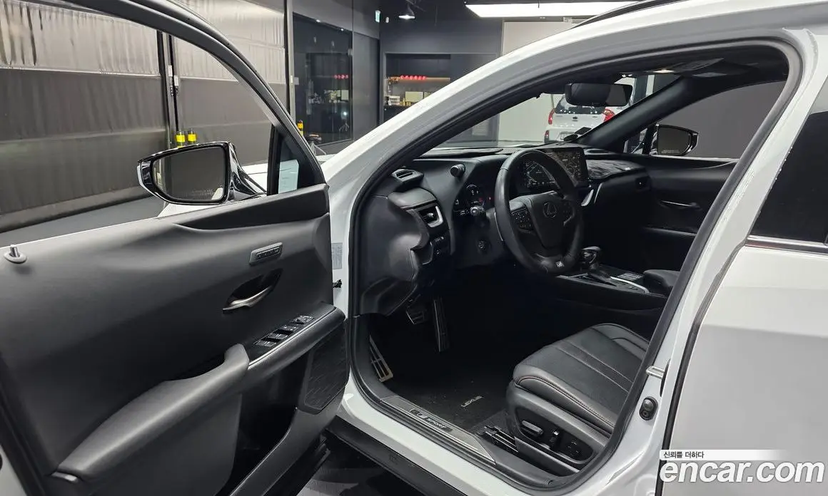 Lexus UX 2023 2.0 автомат (гидро), фото 10 Lexus UX 2023 2.0 автомат (гидро), фото 10