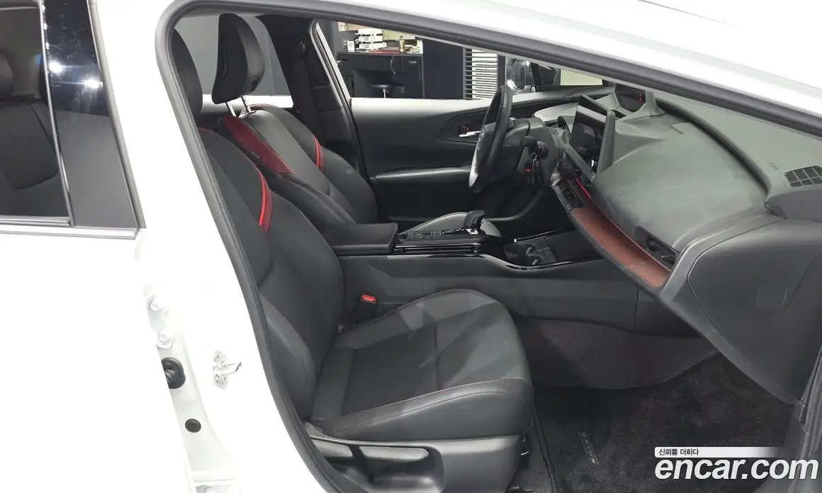 Toyota Prius 2024 2.0 автомат (гидро), фото 11 Toyota Prius 2024 2.0 автомат (гидро), фото 11