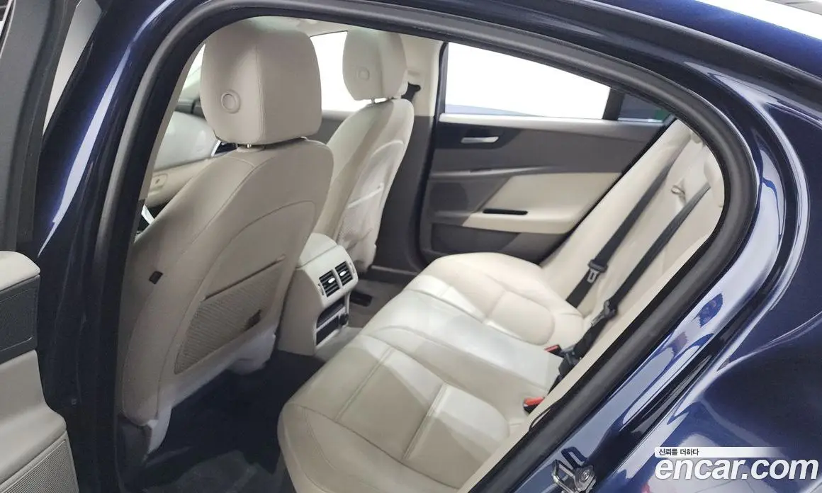 Jaguar XE 2015 2.0 автомат (гидро), фото 11 Jaguar XE 2015 2.0 автомат (гидро), фото 11