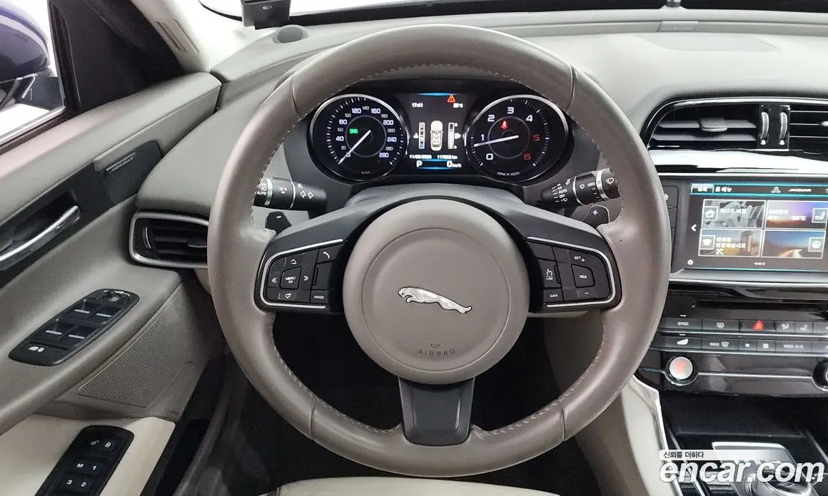 Jaguar XE 2015 2.0 автомат (гидро), фото 14 Jaguar XE 2015 2.0 автомат (гидро), фото 14
