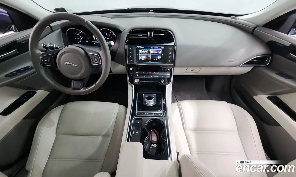Jaguar XE 2015 2.0 автомат (гидро), фото 7 Jaguar XE 2015 2.0 автомат (гидро), фото 7