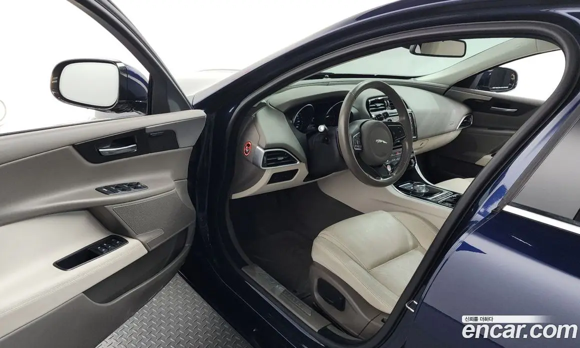 Jaguar XE 2015 2.0 автомат (гидро), фото 10 Jaguar XE 2015 2.0 автомат (гидро), фото 10