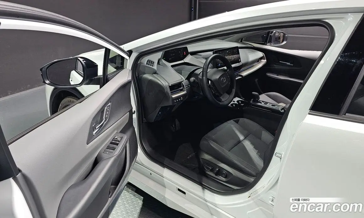 Toyota Prius 2025 2.0 автомат (гидро), фото 12 Toyota Prius 2025 2.0 автомат (гидро), фото 12