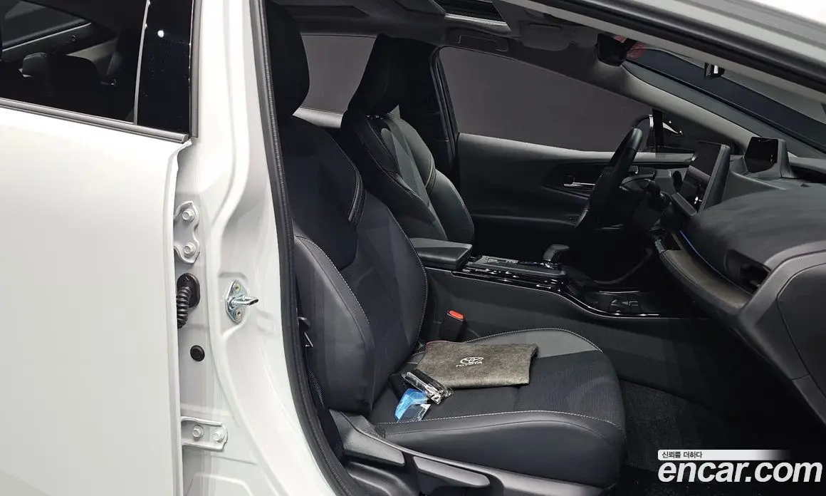Toyota Prius 2025 2.0 автомат (гидро), фото 15 Toyota Prius 2025 2.0 автомат (гидро), фото 15