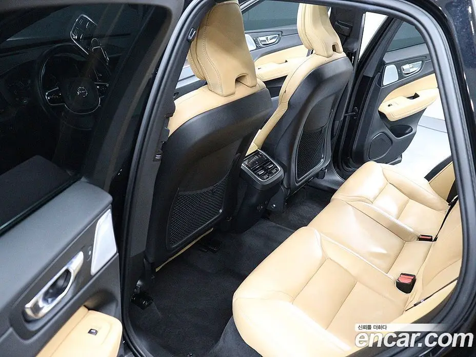 Volvo XC60 2021 2.0 автомат (гидро), фото 15