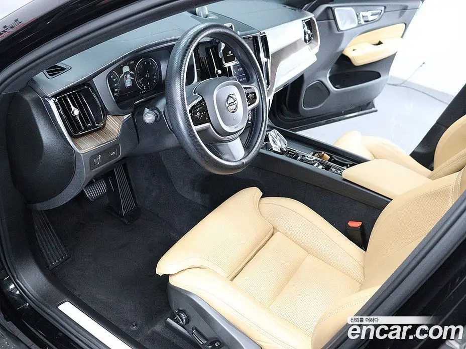 Volvo XC60 2021 2.0 автомат (гидро), фото 16