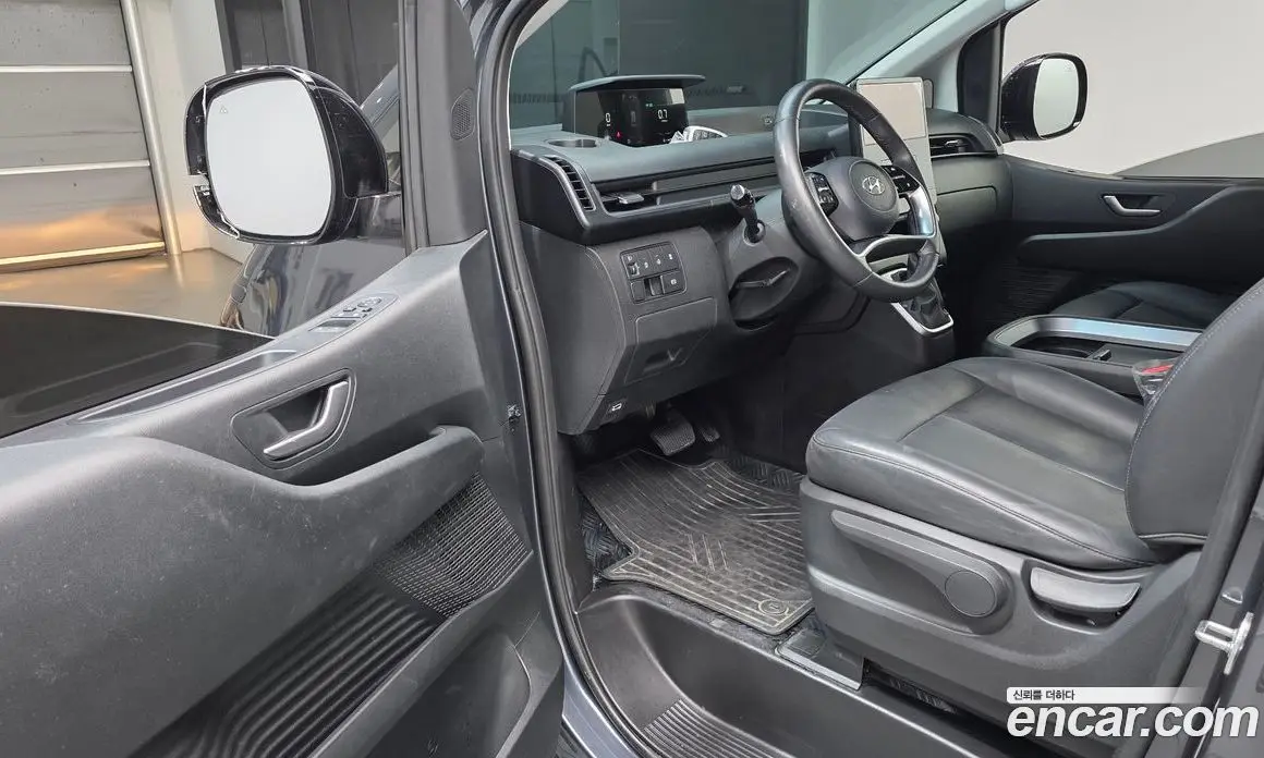 Hyundai Staria 2023 2.2 автомат (гидро), фото 13
