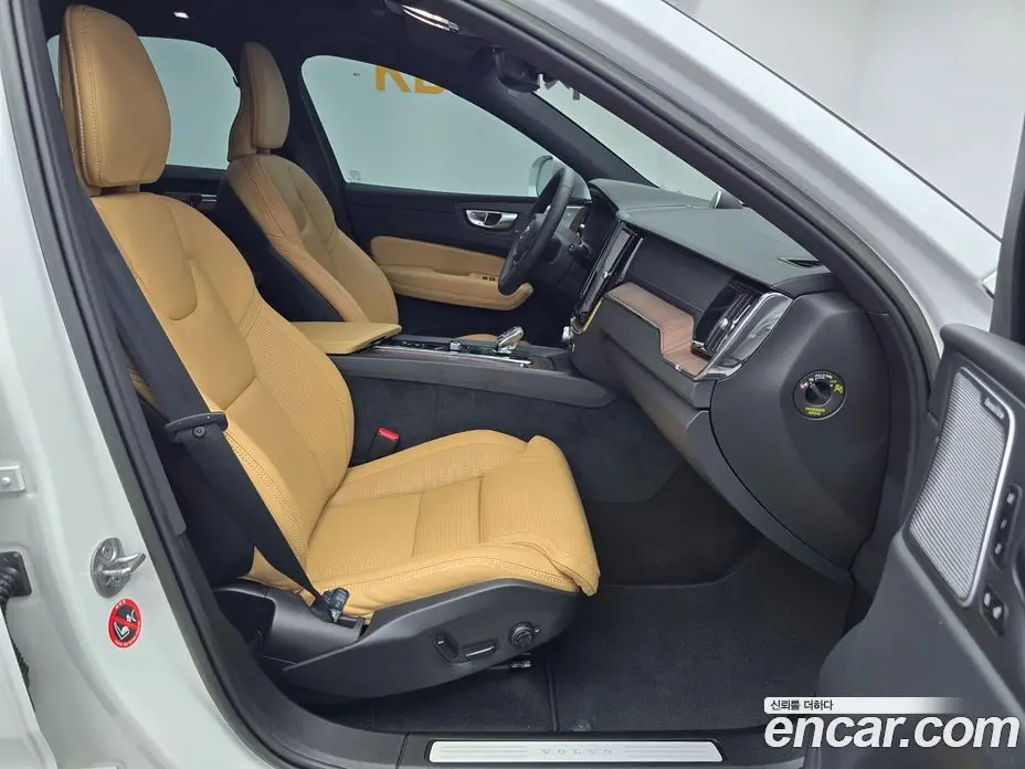 Volvo XC60 2023 2.0 автомат (гидро), фото 8