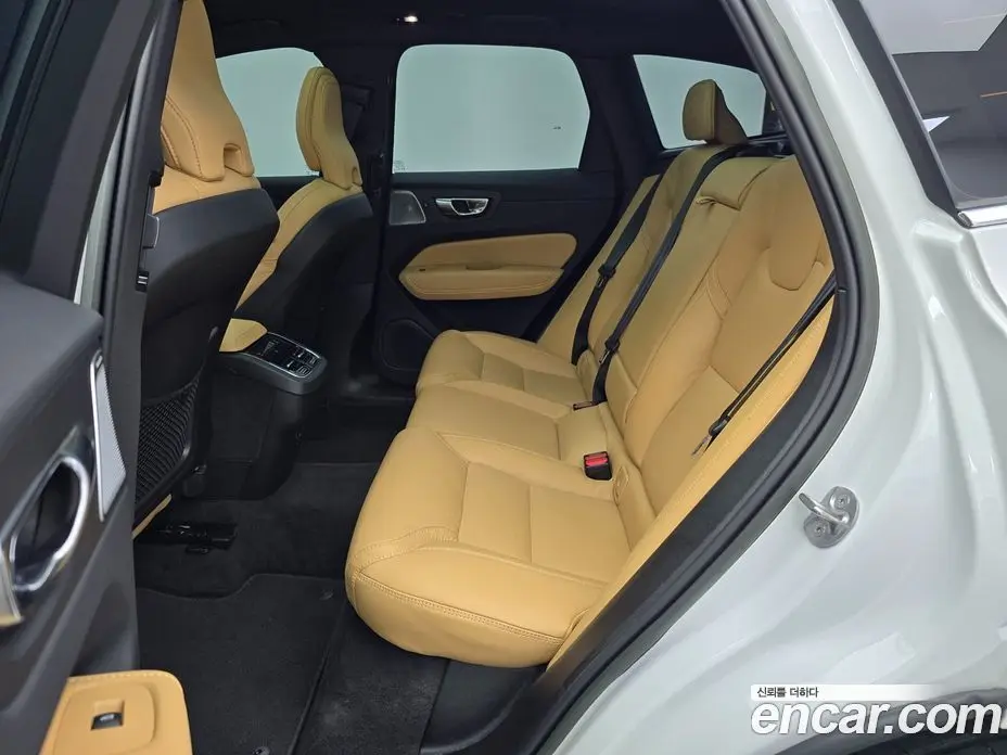 Volvo XC60 2023 2.0 автомат (гидро), фото 9
