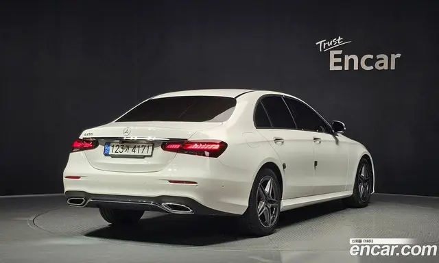 Mercedes-Benz E-Class 2023 2.0 автомат (гидро), миниатюра 2