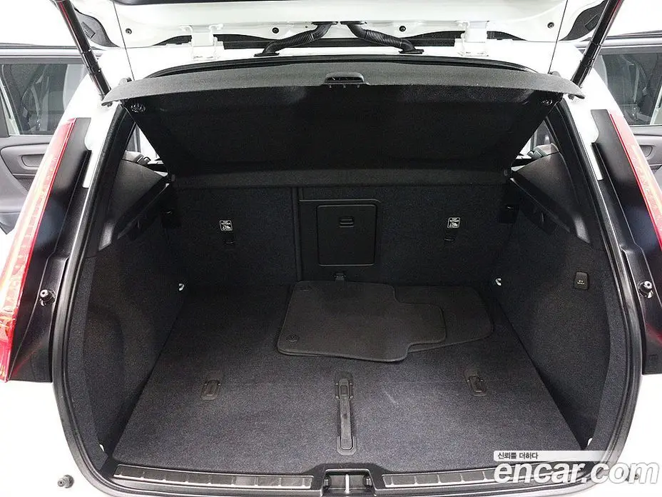 Volvo XC40 2023 2.0 автомат (гидро), фото 15
