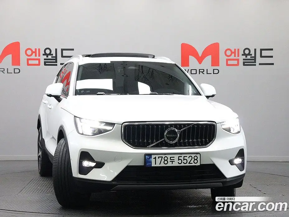 Volvo XC40 2023 2.0 автомат (гидро), фото 3