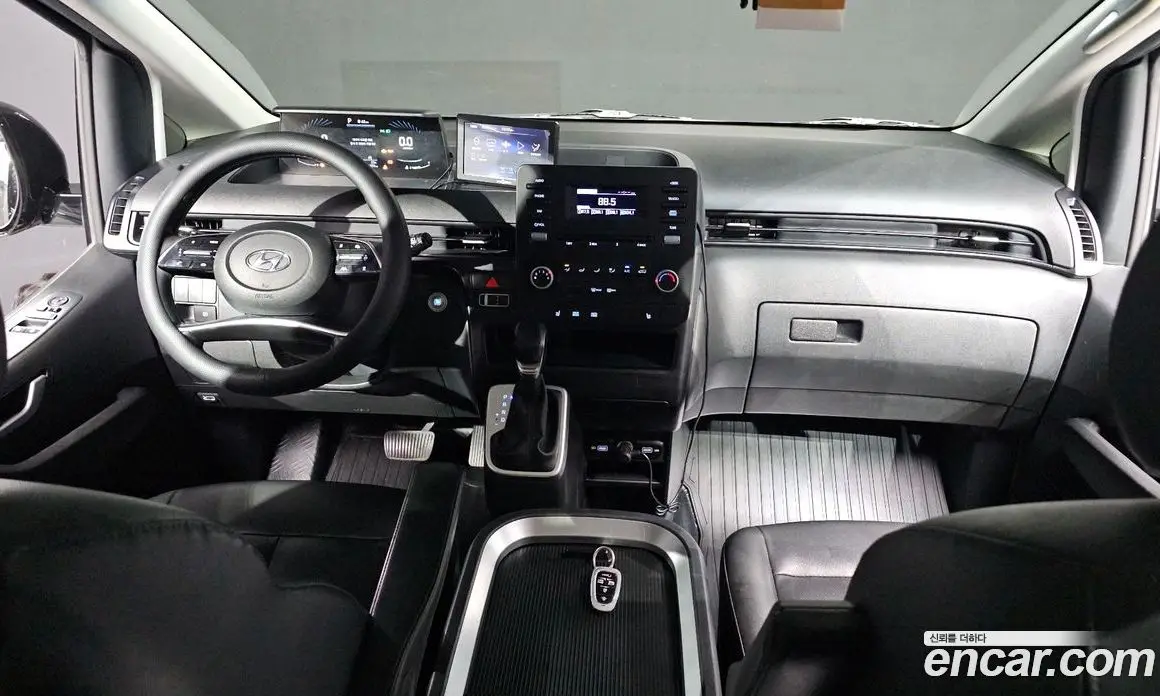 Hyundai Staria 2022 2.2 автомат (гидро), фото 10