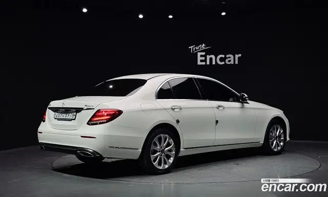 Mercedes-Benz E-Class 2020 2.0 автомат (гидро), миниатюра 2