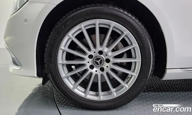Mercedes-Benz E-Class 2023 2.0 автомат (гидро), миниатюра 5