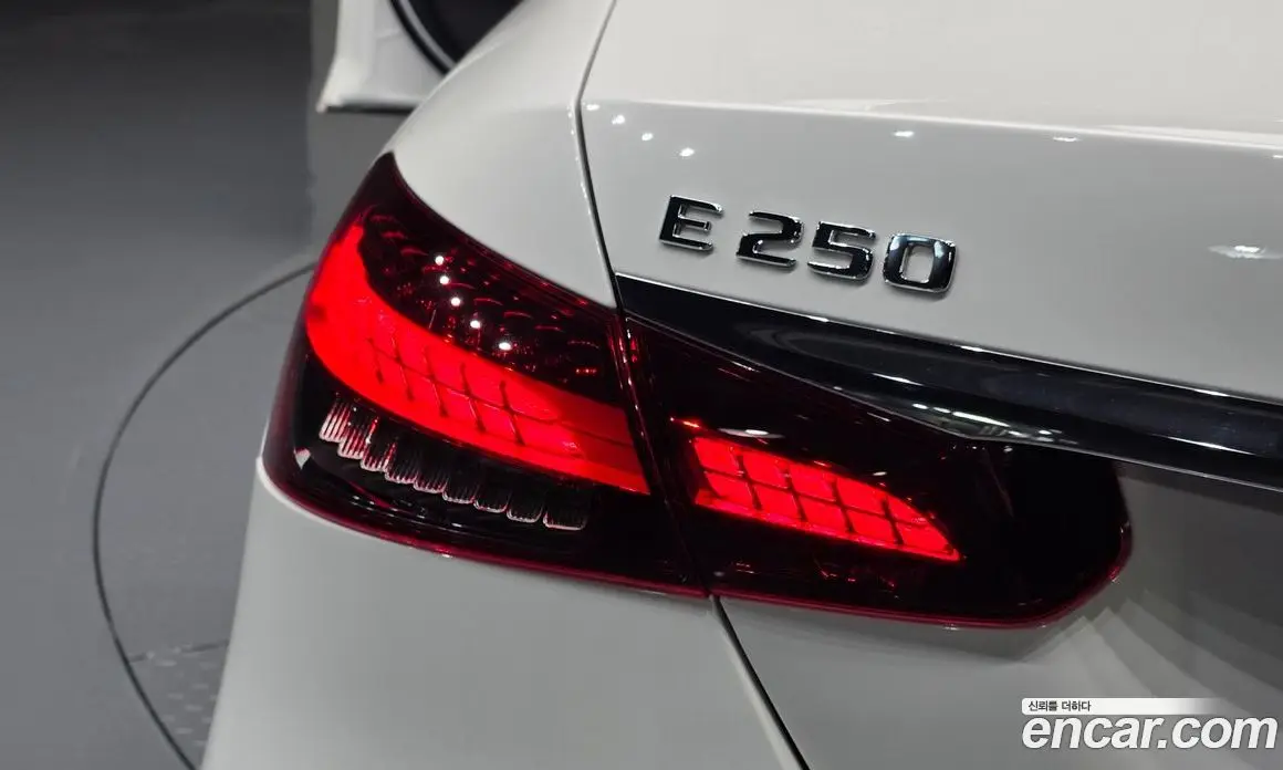 Mercedes-Benz E-Class 2023 2.0 автомат (гидро), фото 9