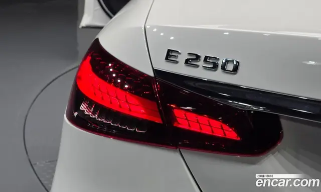 Mercedes-Benz E-Class 2023 2.0 автомат (гидро), миниатюра 9
