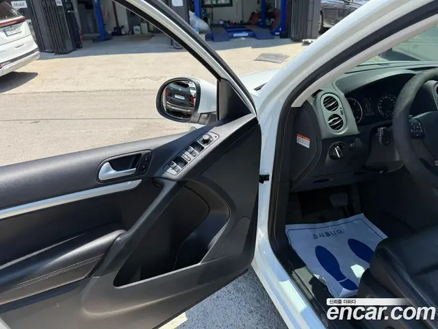 Volkswagen Tiguan 2015 2.0 автомат (гидро), миниатюра 11