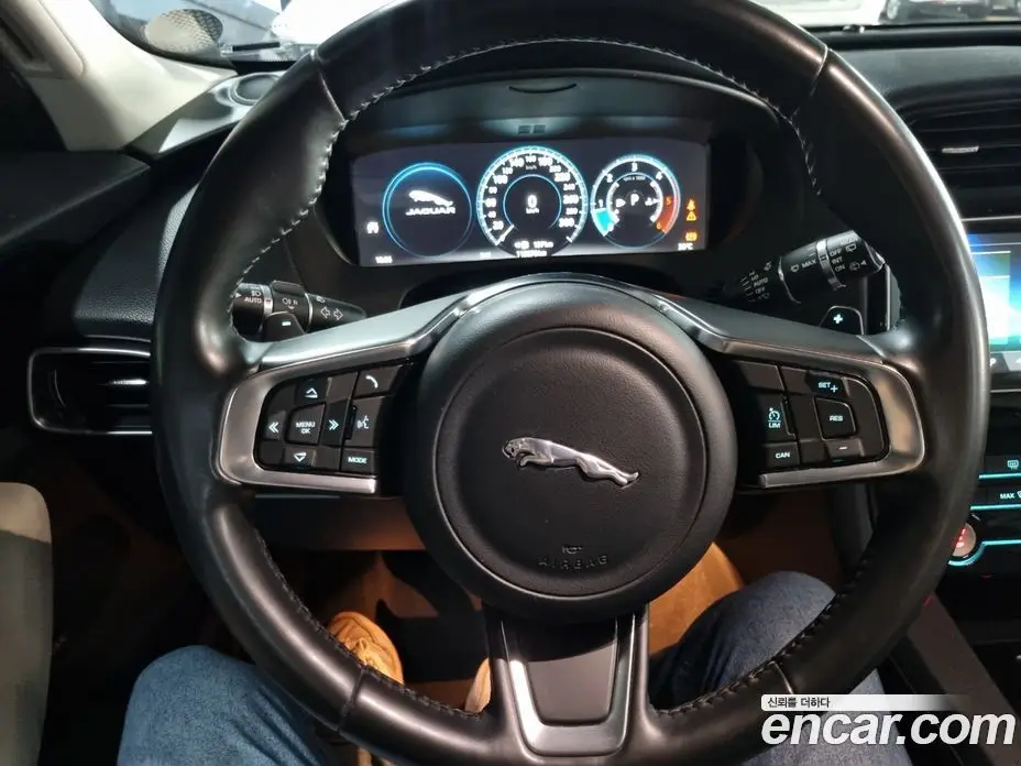 Jaguar F-Pace 2018 2.0 автомат (гидро), фото 11 Jaguar F-Pace 2018 2.0 автомат (гидро), фото 11