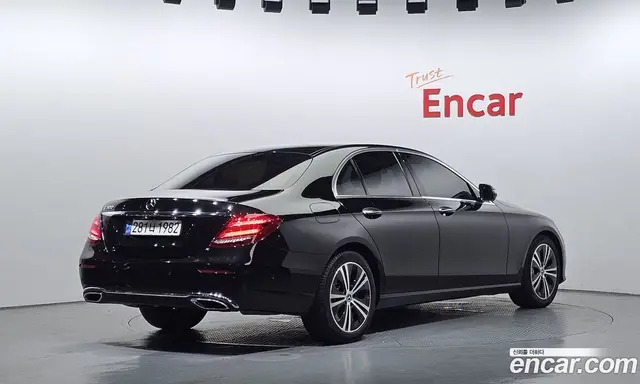Mercedes-Benz E-Class 2020 2.0 гидро, миниатюра 2