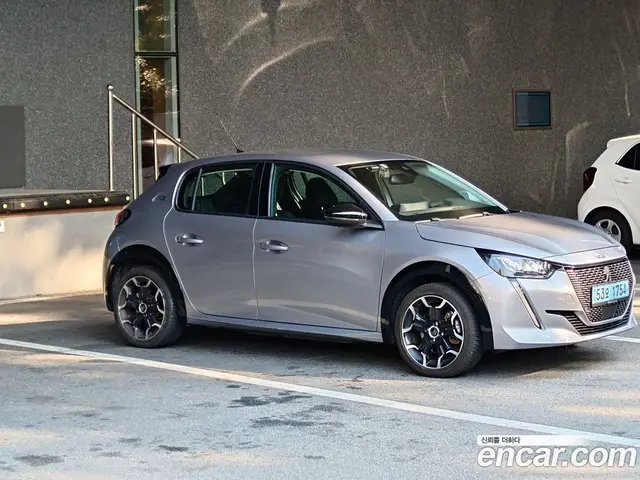 Peugeot 208 2022 0.1 автомат (гидро), миниатюра 8