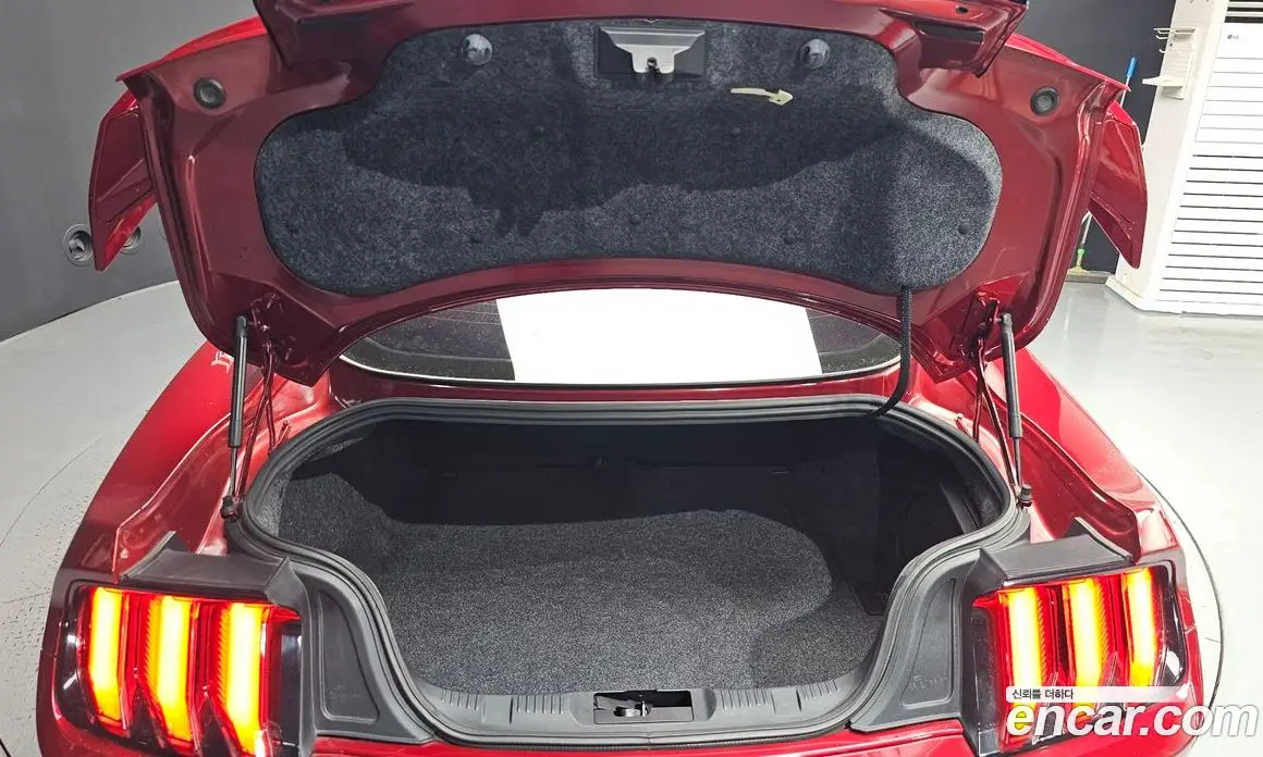 Ford Mustang 2019 2.3 автомат (гидро), фото 26