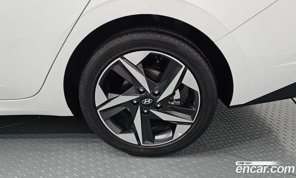 Hyundai Avante 2023 1.6 автомат (гидро), фото 7