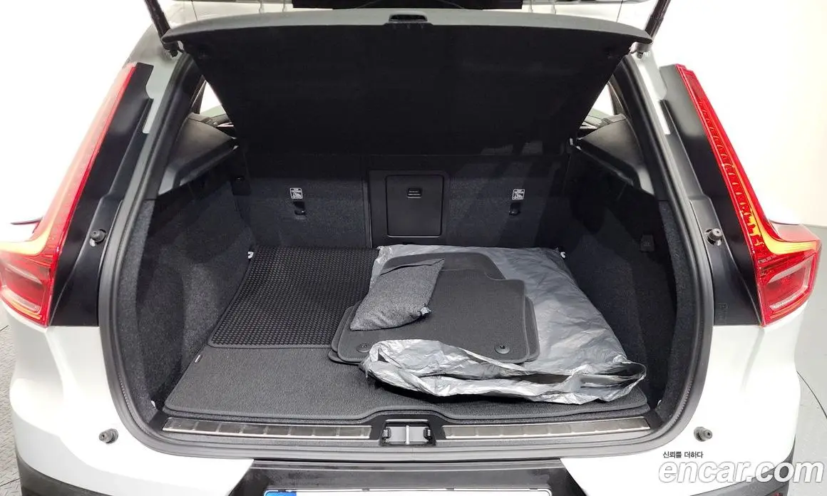 Volvo XC40 2024 2.0 автомат (гидро), фото 26
