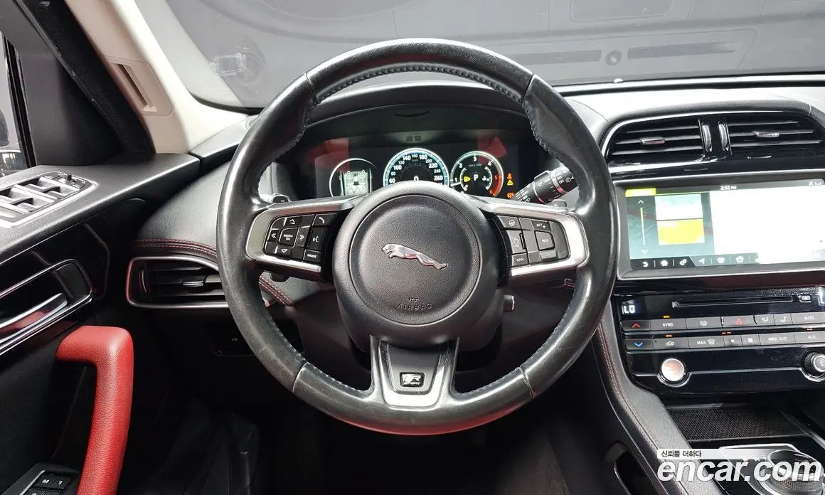 Jaguar F-Pace 2016 2.0 автомат (гидро), фото 12 Jaguar F-Pace 2016 2.0 автомат (гидро), фото 12