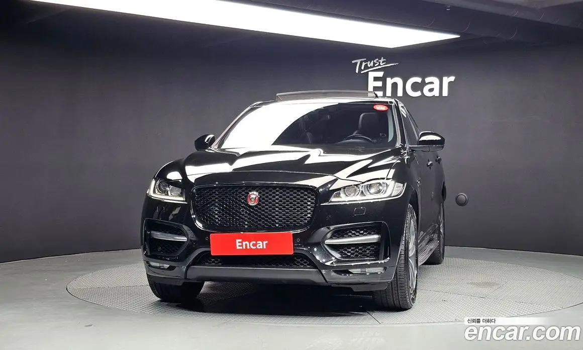 Jaguar F-Pace 2016 2.0 автомат (гидро), фото 3 Jaguar F-Pace 2016 2.0 автомат (гидро), фото 3