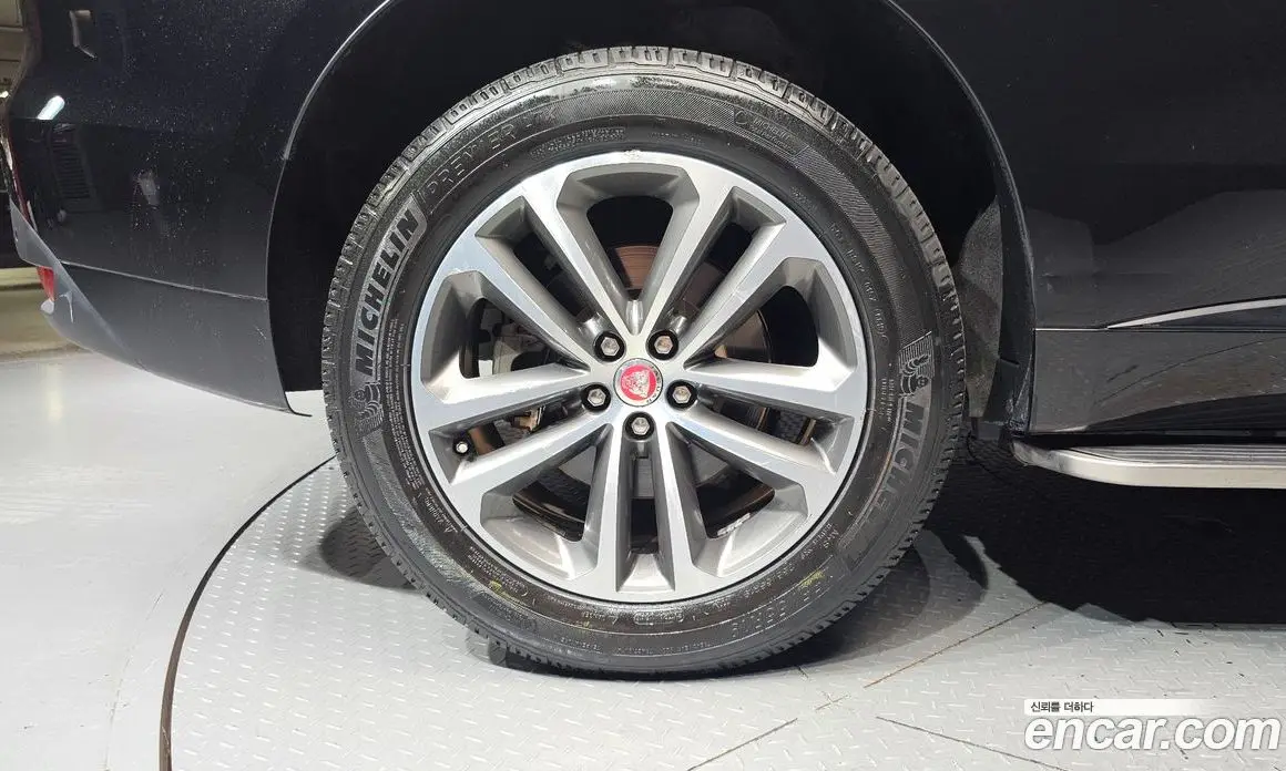 Jaguar F-Pace 2016 2.0 автомат (гидро), фото 5 Jaguar F-Pace 2016 2.0 автомат (гидро), фото 5
