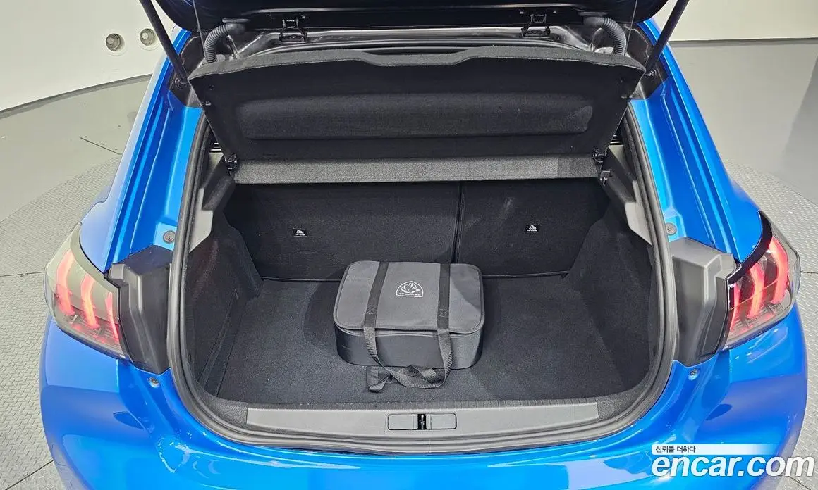 Peugeot 208 2023 0.1 автомат (гидро), фото 22